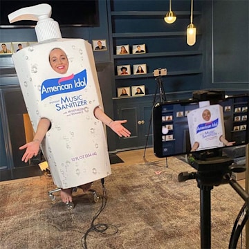 1-Katy-Perry-house-living-room