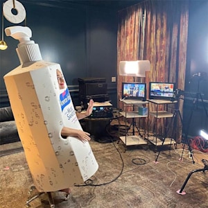 2-Katy-Perry-house-living-room