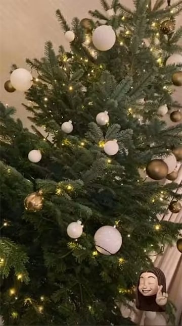 victoria beckham tree with white baubles