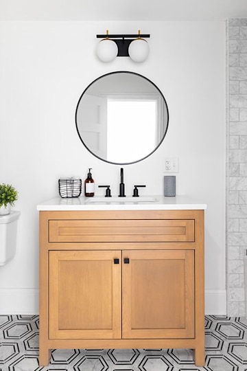 Small bathroom with a vanity unit