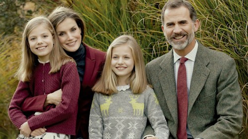 Queen Letizia, King Felipe VI and their daughters coordinate for their 2016 Christmas card