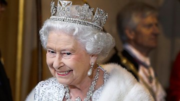 the-queen-state-opening-crown