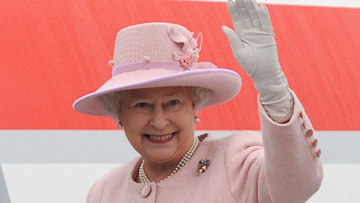 the-queen-waving