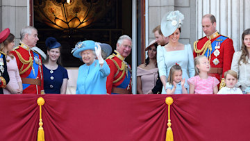 the-queen-waving-with-royal-family