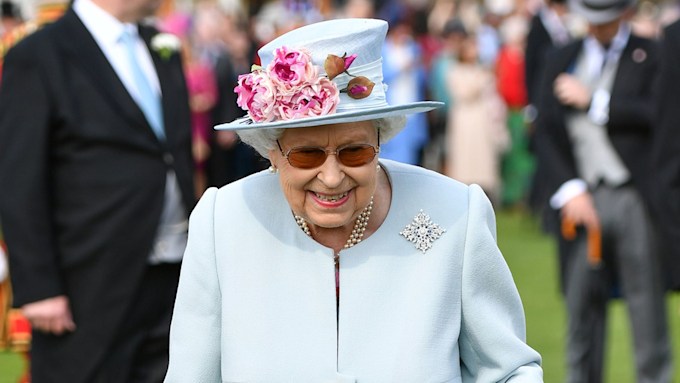 the queen at buckingham palace garden party