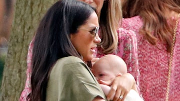 meghan markle holding baby archie