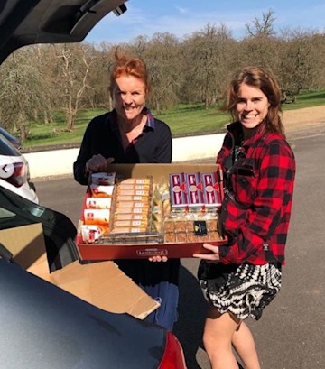 sarah-and-eugenie-unpack-car-