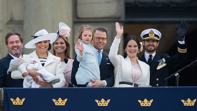 swedish-royals-on-balcony-