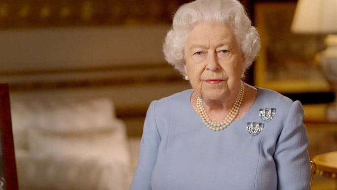 The Queen breaks tradition in royal first during lockdown - watch video ...