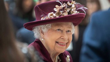 the-queen-smiling-social-media