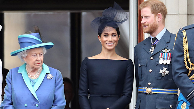 the-queen-and-sussexes-on-balcony
