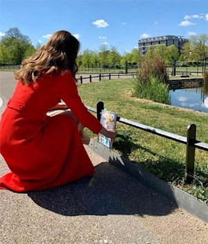 kate-places-book-outside-kensington-palace