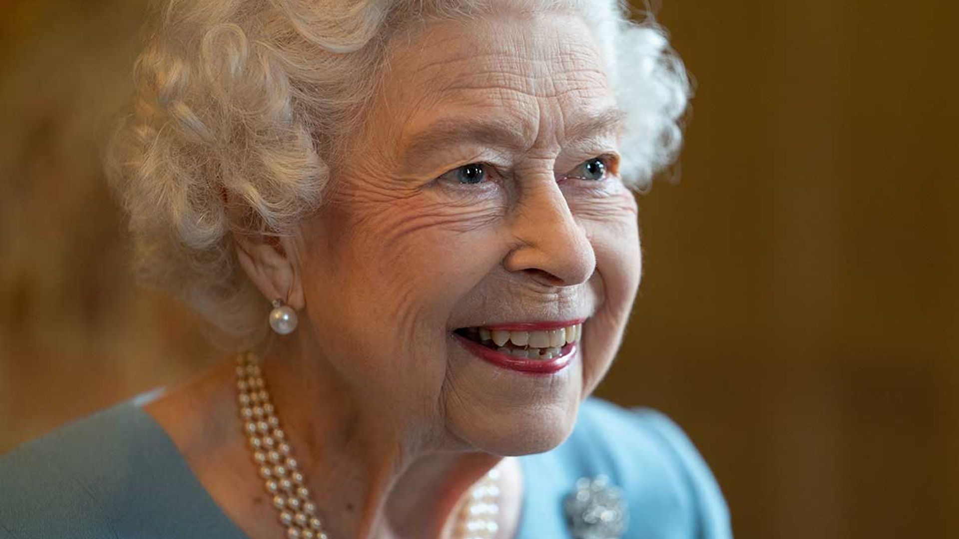 The Queen looks chic in blue to host celebratory tea party as she ...