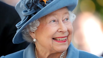 the-queen-close-up