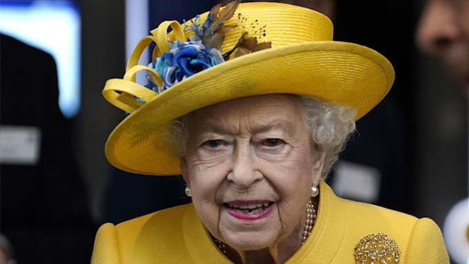 Royal family forced to delete Platinum Jubilee tweet about the Queen ...