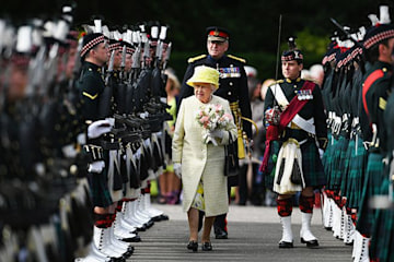 the-queen-ceremony-of-the-keys-guards