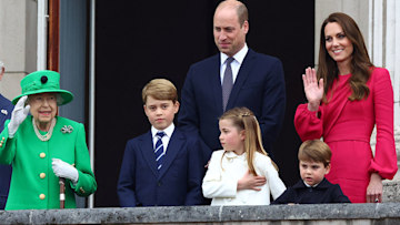 the-queen-waving-and-cambridges
