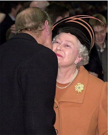 queen-and-prince-philip-kiss