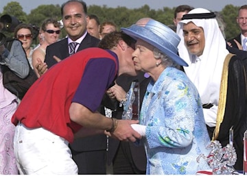 queen-prince-william-polo-kiss