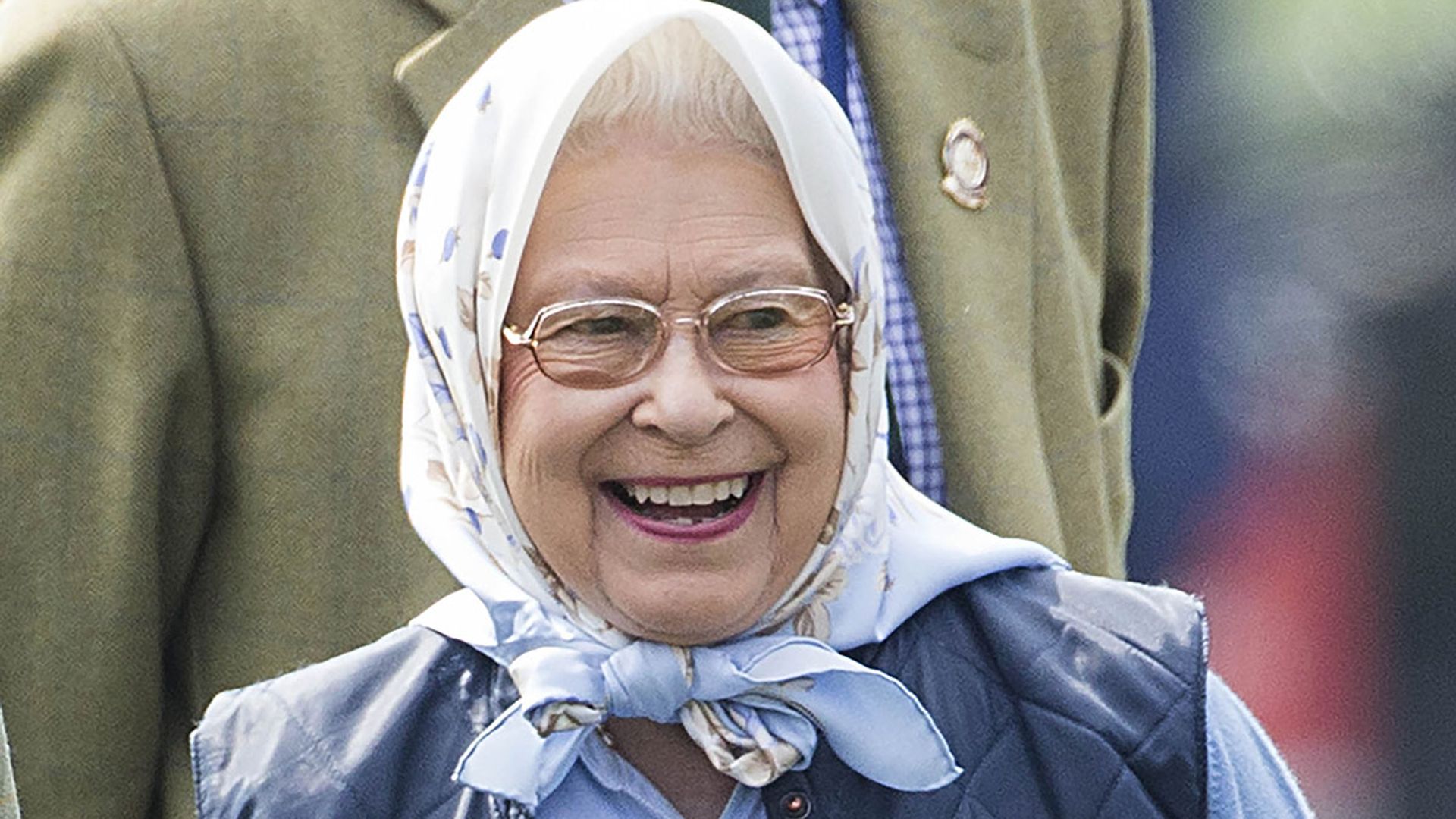 the-queen-s-favourite-scarf-makes-surprise-appearance-during-her-state