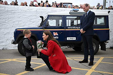 Trivdaily - The Prince And Princess Of Wales Return To Royal Duties With Surprise Outing In Wales 61 Kate-Posy-Flowers