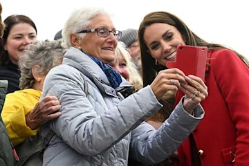 Trivdaily - The Prince And Princess Of Wales Return To Royal Duties With Surprise Outing In Wales 64 Kate-Middleton-Selfie-Wales