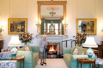 Trivdaily - New Confusion Over The Queen'S Death Certificate: Exclusive Details 60 Queen-Balmoral-Drawing-Room