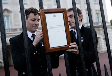 Trivdaily - New Confusion Over The Queen'S Death Certificate: Exclusive Details 62 Queen-Death-Announcement
