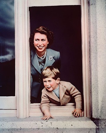 TrivDaily - King Charles chooses incredibly special childhood photo to pay tribute to his late mother The Queen 54 prince-charles-queen-balmoral