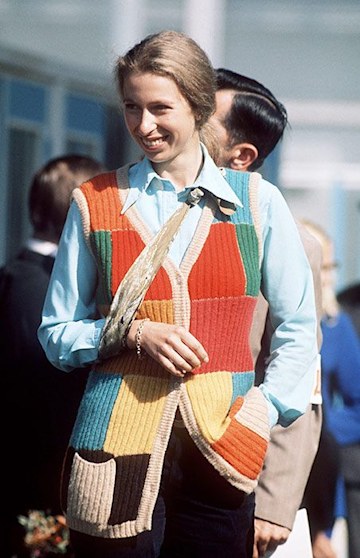TrivDaily - 17 times the royals have sported injuries 66 princess-anne-arm-sling