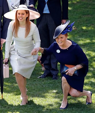 Trivdaily - 14 Rules The Royals Have To Follow 58 Princess-Beatrice-Curtsy