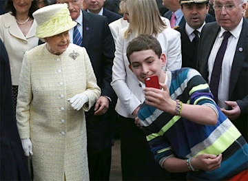 Trivdaily - 14 Rules The Royals Have To Follow 64 The-Queen-Selfie