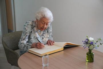 Trivdaily - 14 Rules The Royals Have To Follow 65 The-Queen-Signing