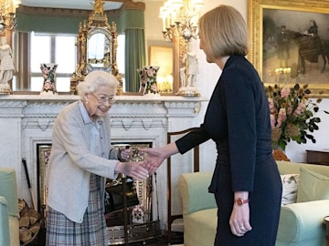 Trivdaily - The Queen'S Final Year And Her Health Struggles Detailed In New Book 57 The Queen Meets Liz Truss