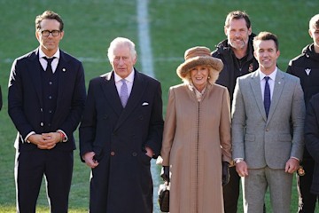 Trivdaily - King Charles And Queen Consort Camilla Meet Hollywood Actor Ryan Reynolds 58 Ryan Reynolds In A Group Photo With King Charles And Camilla