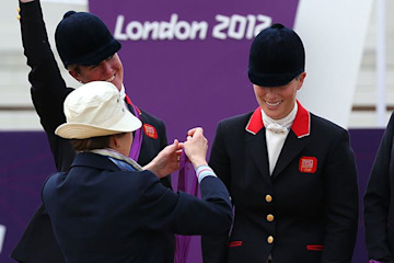 zara tindall receives medal at london 2012 olympics from her mother princess anne