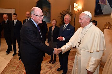 Royal photographer Arthur Edwards shaking hands with the pope