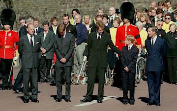 Trivdaily - Inside Charles Spencer'S Relationship With Prince William And Prince Harry: Photos 60 Charles Spencer Puts His Arm Around Prince Harry At Princess Diana'S Funeral