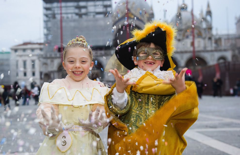 Одевали карнавал. Карнавал для детей. Костюмированный карнавал в Венеции. Детский карнавал в Венеции. Дети на карнавальном празднике.