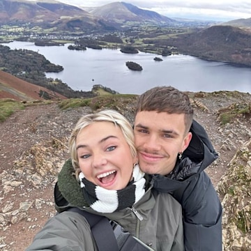 Mia Regan et Romeo Beckham prennent un selfie dans les Cotswolds