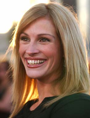 JULIA ROBERTS SHOWS OFF NEW LOOK AT FULL FRONTAL