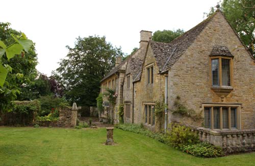 Just last week it was revealed that the pair, who began dating soon after the break-up of Kate’s marriage, have purchased this multi-million pound Cotswolds estate