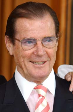 ROGER MOORE COLLAPSES ON STAGE IN NEW YORK | HELLO!