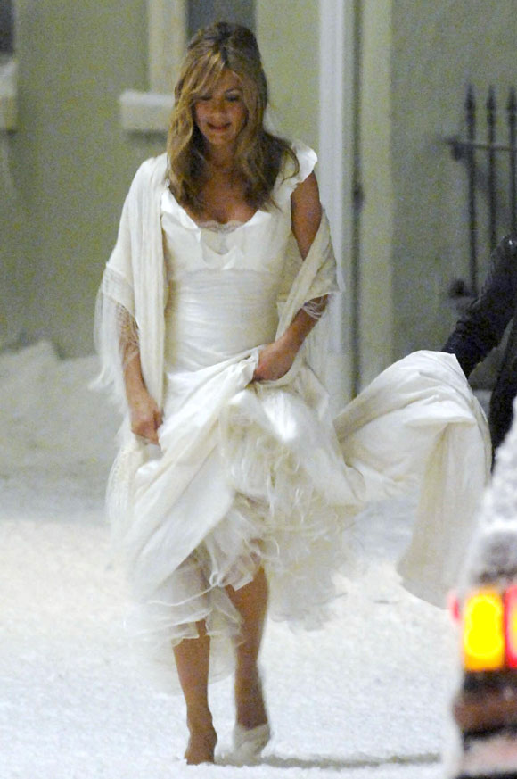 jennifer aniston wedding dress