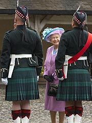 Queen meets pint-sized Scottish Highlander | HELLO!